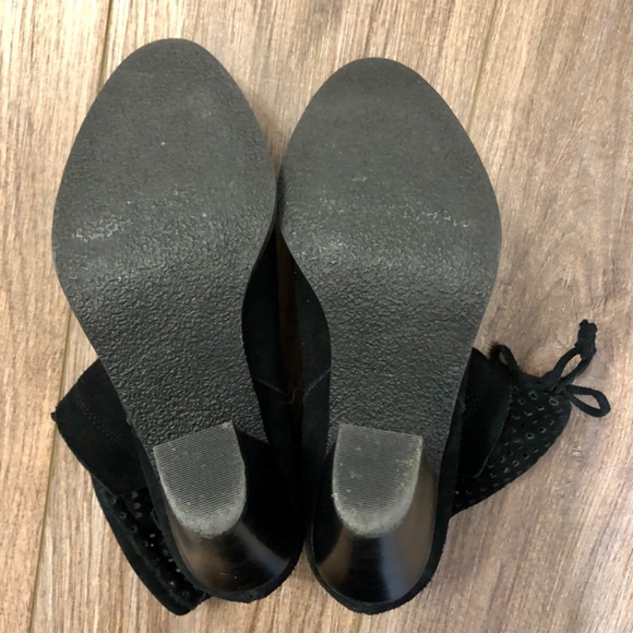 Crown Vintage Clifton Black Suede Boho Ankle Booties with ties at top size 7 - Picture 4 of 4